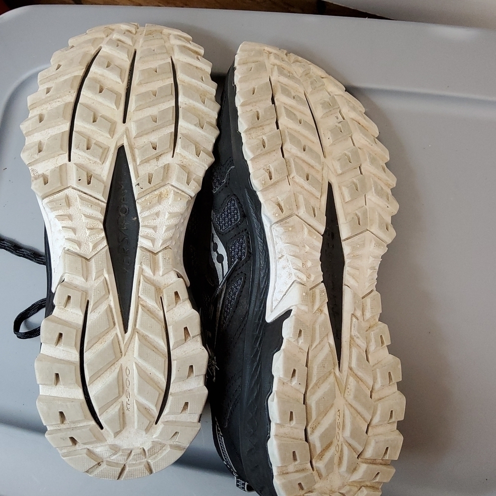 Saucony run anywhere women's 9.5 black EUC - Picture 3 of 5
